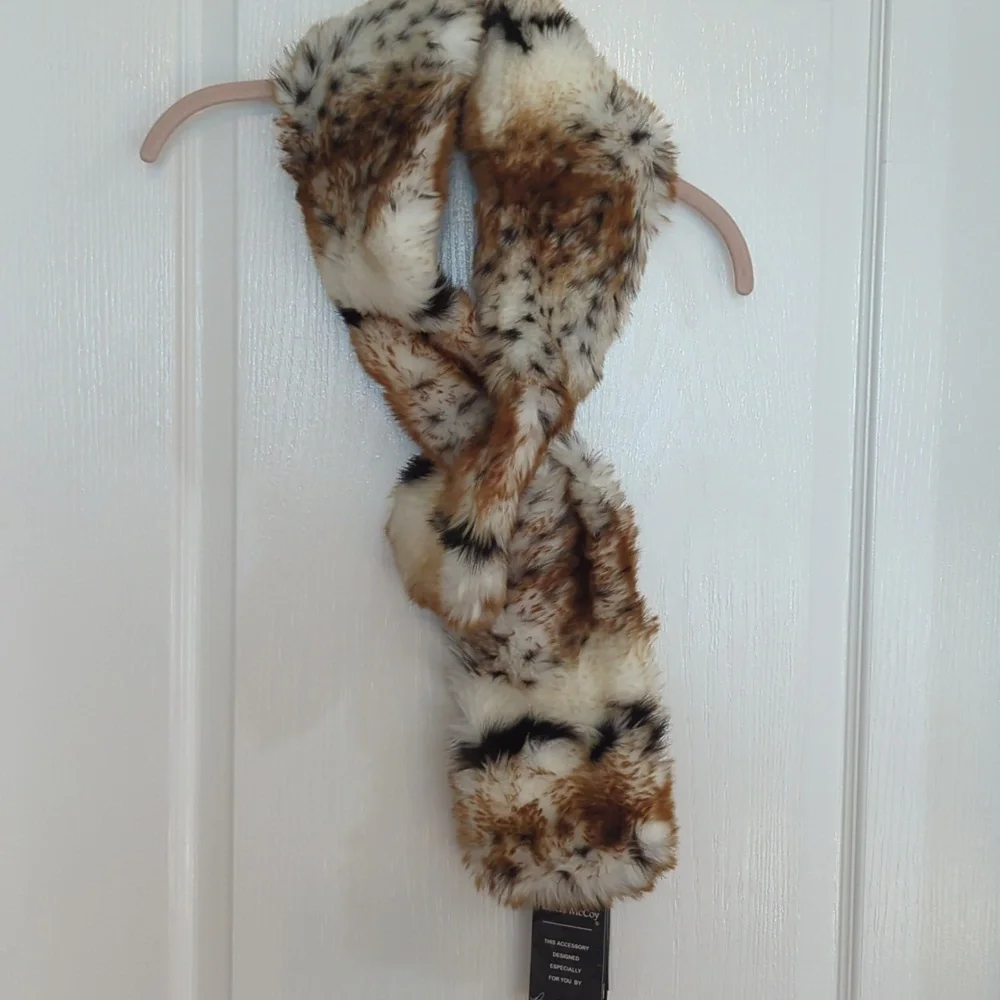NWT Pamela McCoy Faux Fur Scarf